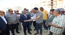 محافظ بني سويف يتفقد وحدات الإسكان الاجتماعي لمعاينة شكاوى المواطنين