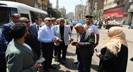 محافظ القاهرة يقود جولة ميدانية مفاجئة في 3 أحياء لإعادة الانضباط للشوارع