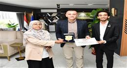محافظ أسوان يكرم الطالب الفائز بجائزة الدولة للمبدع الصغير لعام 2026