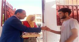 مدير إدارة العبور يوزع شيكولاتة على طلاب الثانوية العامة في آخر أيام الامتحانات