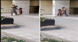 حقيقة الصورة المتداولة لـ«الشيال الكفيف» وطفله.. تعود لرجل آخر وهذه قصتها