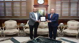 محافظ المنيا يكرم مسؤول شركة دعايا وإعلان لمساهماته في تطوير المظهر الحضاري بالمدينة