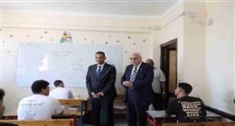جولة لمحافظ البحر الأحمر بلجان الثانوية.. وتباين آراء الطلاب بين الكيمياء والجغرافيا