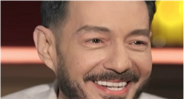 مفاجأة على الهواء.. أحمد زاهر يتلقى هدية احتفالا باستقبال أول حفيدة له