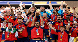5 أعلام رفعها لاعبو منتخب إسبانيا أثناء التتويج بكأس العالم.. ما قصتها؟