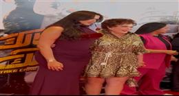 لبلبة تدعم ياسمين عبد العزيز في العرض الخاص لفيلم «خلي بالك من نفسك»