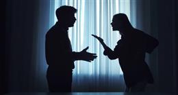 هدية لحبيبته الجديدة أنهت زواجهما.. داليا أمام محكمة الأسرة: «عرفت الحقيقة من شات جي بي تي»