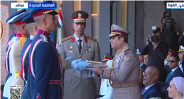 الرئيس السيسي يسلم علم القوات المسلحة لقائد حرس الشرف لرفعه على مقر القيادة الاستراتيجية