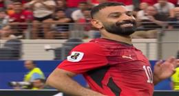 «بيتفرعن على الكورة».. كيف علقت الجماهير المصرية على نظرة محمد صلاح لحارس أستراليا؟