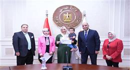 وزير العمل يسلم ماكينات خياطة لخريجات برامج التدريب بالمنوفية وأسيوط